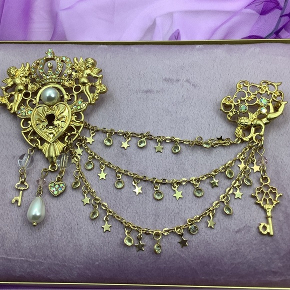 unsigned Jewelry - Grand Follyesque Whimsical Gold Brooch with Pearl Accents